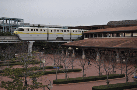 東京ディズニーシー・ホテルミラコスタメインロビー前から見たディズニーリゾートラインモノレール