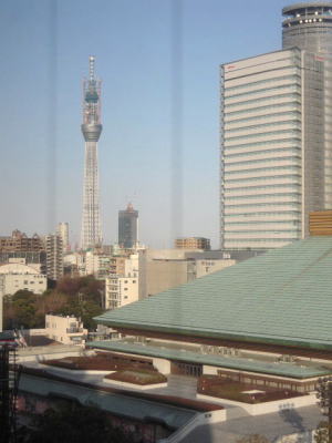 両国国技館と、東京スカイツリー
