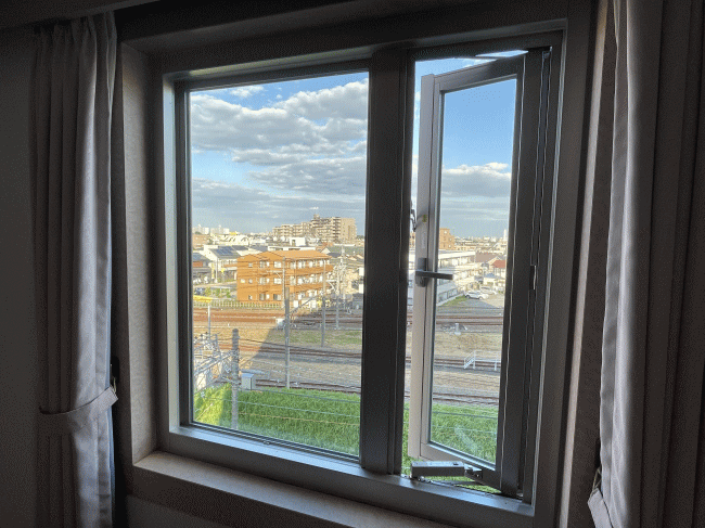 所沢パークホテルの窓の開き具合