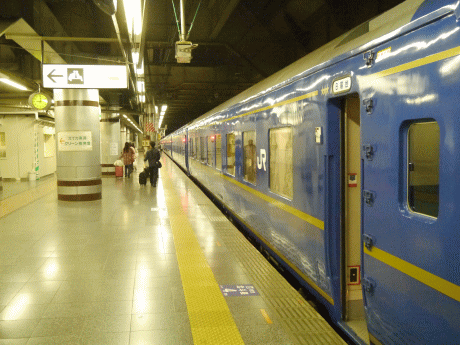 上野駅13番線に停車中のブルートレイン写真