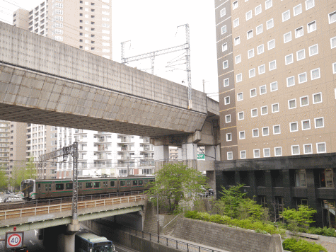 在来線と、アパヴィラホテルの外観