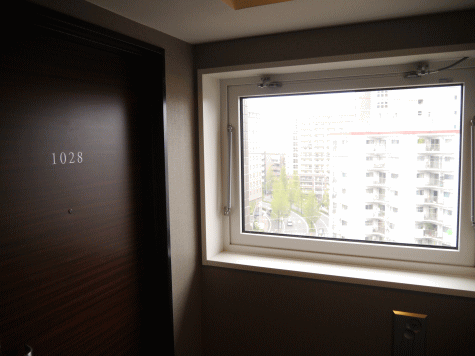 部屋の前の廊下からも鉄道が見える