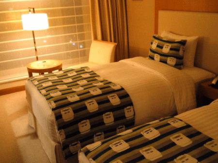 新幹線ルームの室内・ベッドの様子