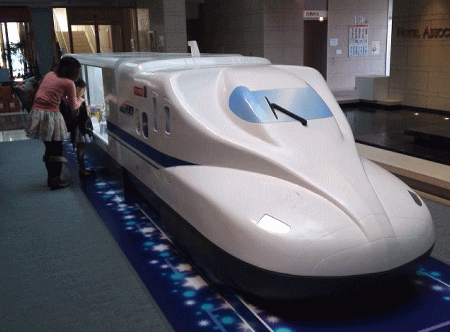 ロビーラウンジに設置のプラレール展示