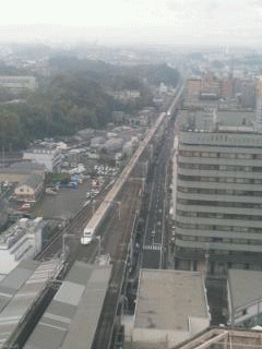 新横浜駅を出発する新幹線