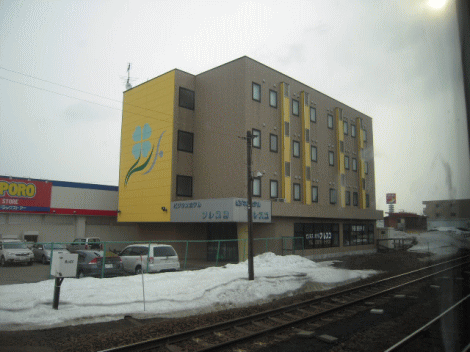 北斗星車内から撮影した、ビジネスホテルフレスコ