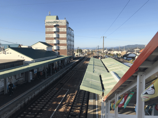 土佐山田駅構内から見たビジネスホテルダイワの外観