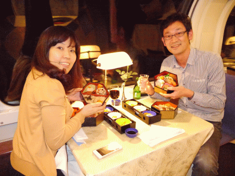 食事しているところをツーショット写真