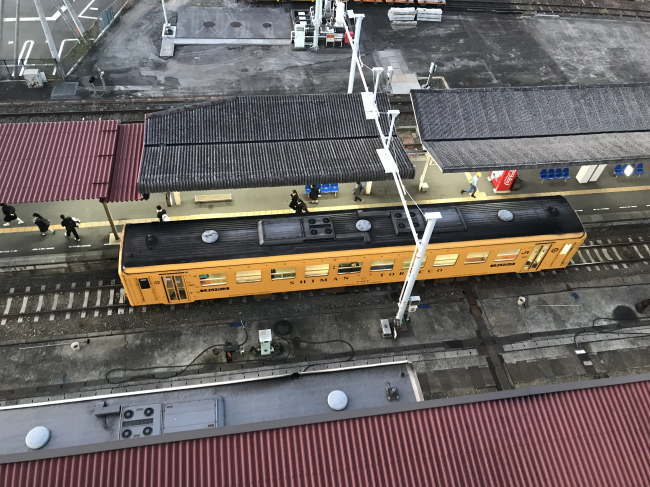 ホテルクレメント宇和島から見るしまんトロッコ号けん引気動車