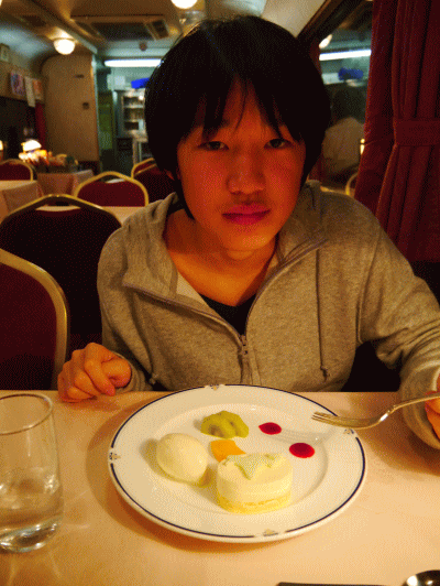 デザートを食べる子供