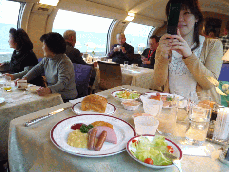 カシオペア号・朝の食堂車の写真