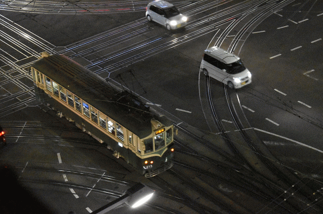 西鉄イン高知はりまや橋から見た復刻ツーマン塗色の213号