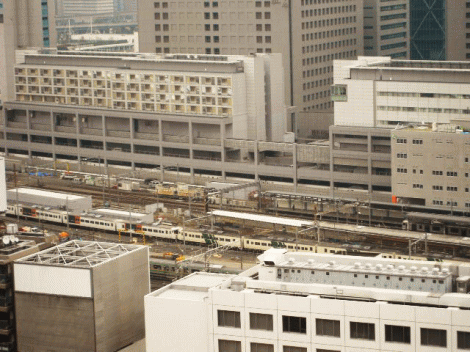 踊り子号の185系電車を遠望