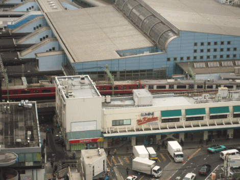 間近に見える京急線