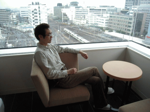 窓辺でくつろぐ筆者