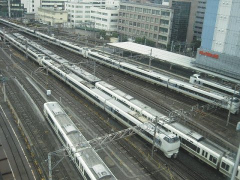 北陸本線のサンダーバードが往来