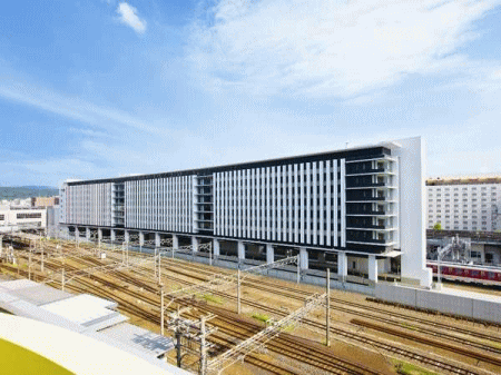 在来線側から見た、都シティ近鉄京都駅の外観