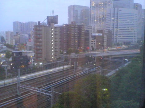 窓があかないので、室内の明かりが写り込む