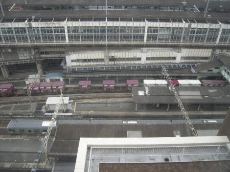 貨物列車が通過