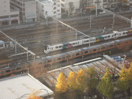 特急あずさ・かいじ（E257系・中野サンプラザより）