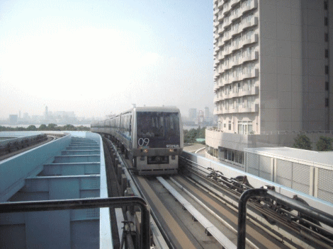 台場駅から見たゆりかもめと、ホテル日航東京