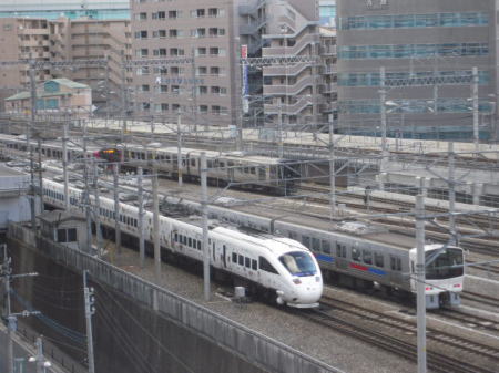 部屋から見る事のできる在来線の数々