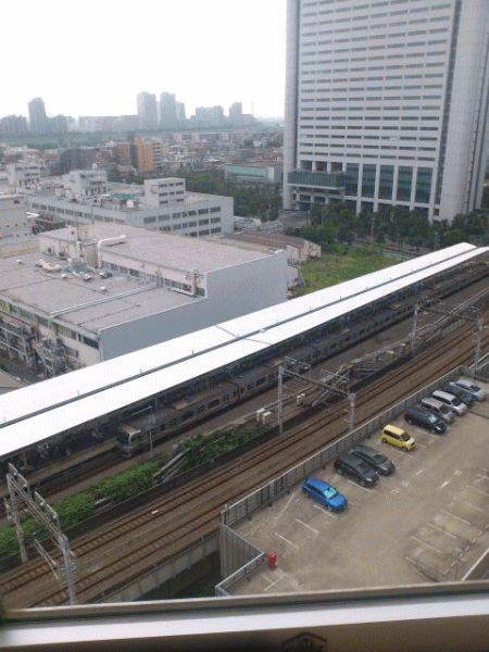 横須賀線が頻繁に往来