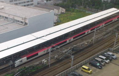 成田エクスプレスが通過