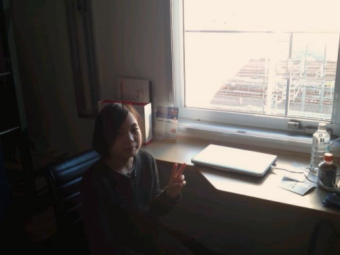 部屋から窓を見た様子