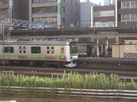 ホテルマイステイズ五反田駅前客室から見る山手線の様子