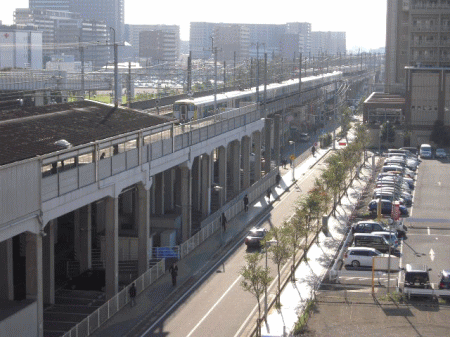 千葉みなと駅を通過する、房総ビューエクスプレス