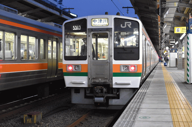 中津川行の２１１系（名古屋駅）