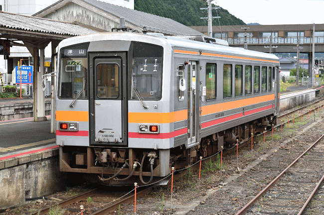 智頭駅に到着した因美線のキハ120