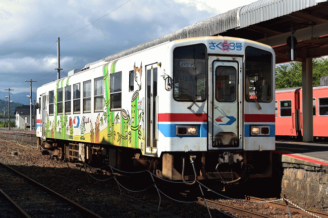 郡家駅に停車中の因美線に直通する若桜鉄道の車両