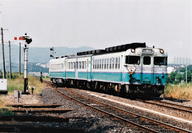 高野駅を通過する急行「砂丘」(因美線の昔の記録)
