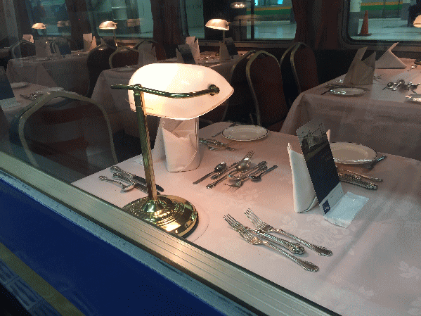 上野駅停車中に食堂車グランシャリオを撮影