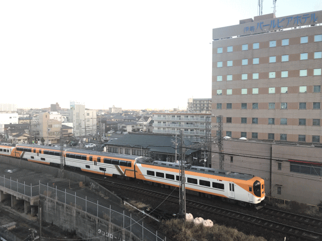 伊勢シティホテルから見る近鉄特急