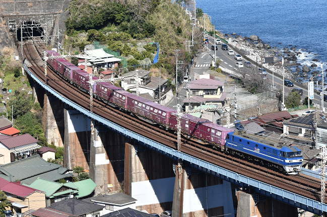 新塗色となったEF210