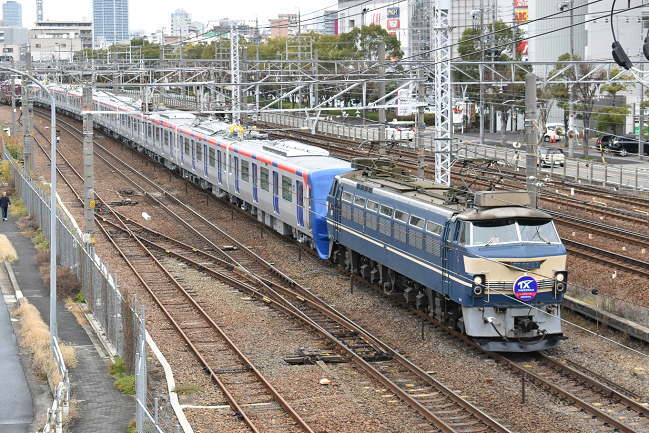 東海道本線金山～熱田間の陸橋上からニーナ牽引のつくばエクスプレス甲種輸送を撮影