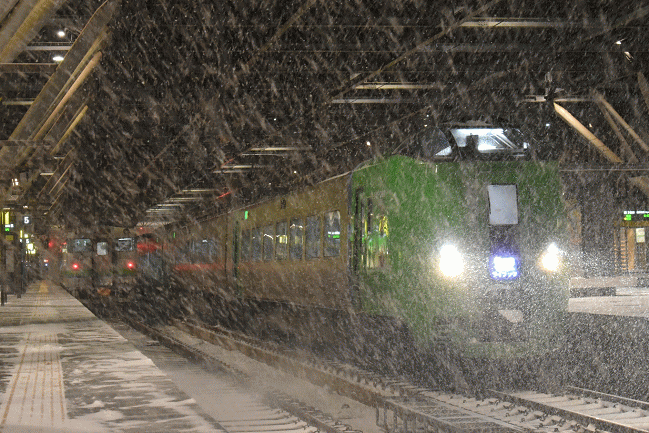 旭川駅で6:00の発車を待つ札幌行特急「ライラック4号」