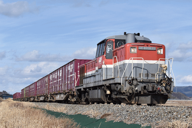 「草刈場踏切」で石巻線の貨物列車を撮影