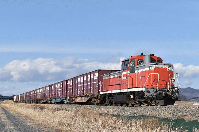 ＤＥ１０ ３５０７号機が牽引する石巻線の貨物列車