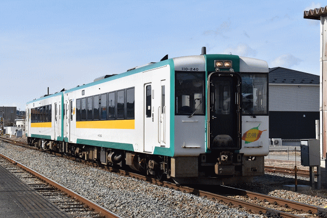石巻線の陸羽東線カラーのキハ１１０