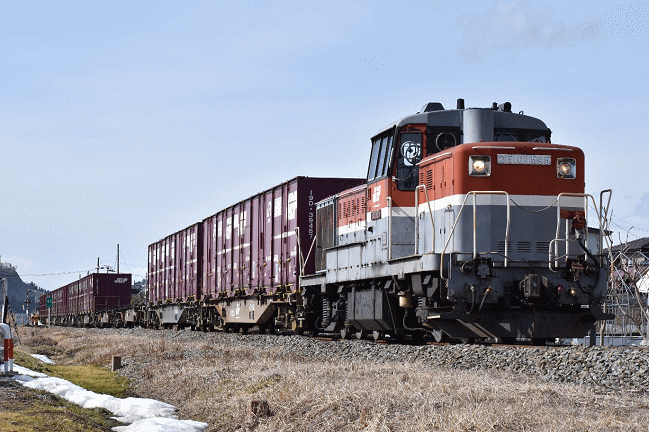 石巻港行DE10貨物列車を鹿又駅近くの撮影地で撮影
