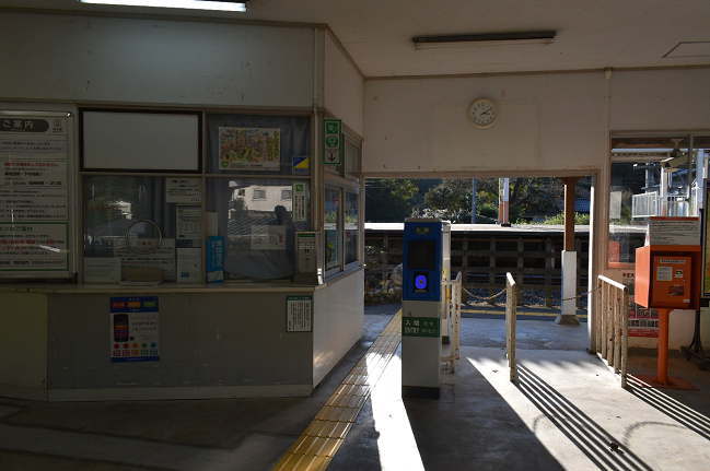 板荷駅の改札口