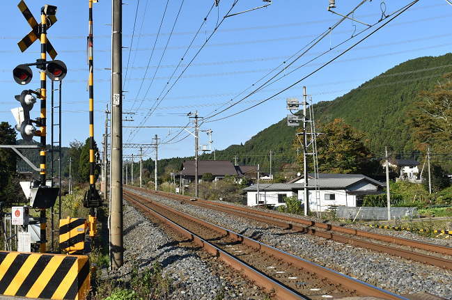 板荷駅から下小代方面に約700ｍのところにある踏切の撮影地