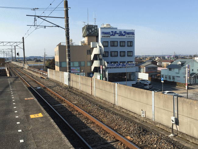 潮来駅から見た潮来ステーションホテルの外観