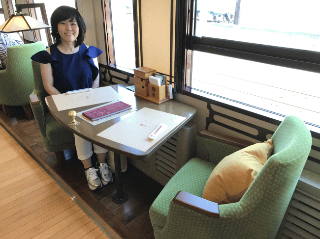 伊予灘ものがたりの車内