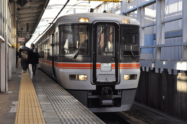 浜松駅にてホームライナー静岡３６号