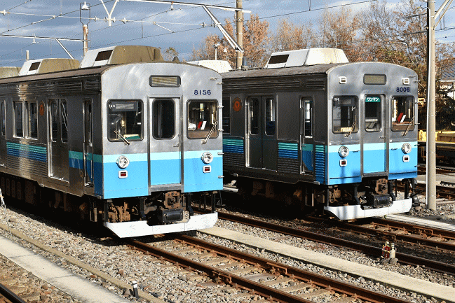 伊豆高原駅構内で待機中の8000系